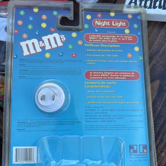 M & M’s Yellow Night Light, New in Package - Picture 2 of 2